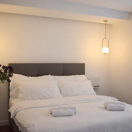 Elio Private - Modern In *